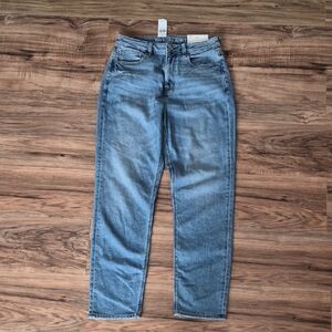 Brand New AMERICAN EAGLE - Light Wash Stretch "Mom" Jeans